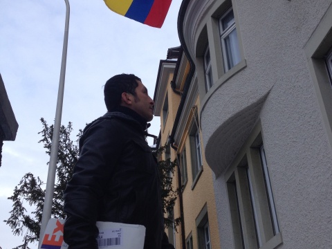 Edaurdo vor der kolumbianischen Botschaft in Bern