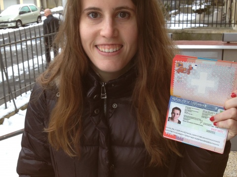 Tanja mit ihrem kolumbianischen Visum im Pass