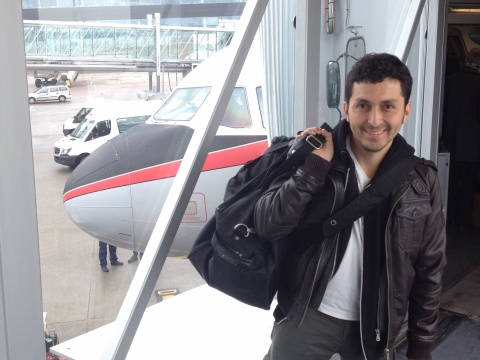 Eduardo vor dem Flugzeug, das ihn und Tanja nach Ecuador bringen wird.