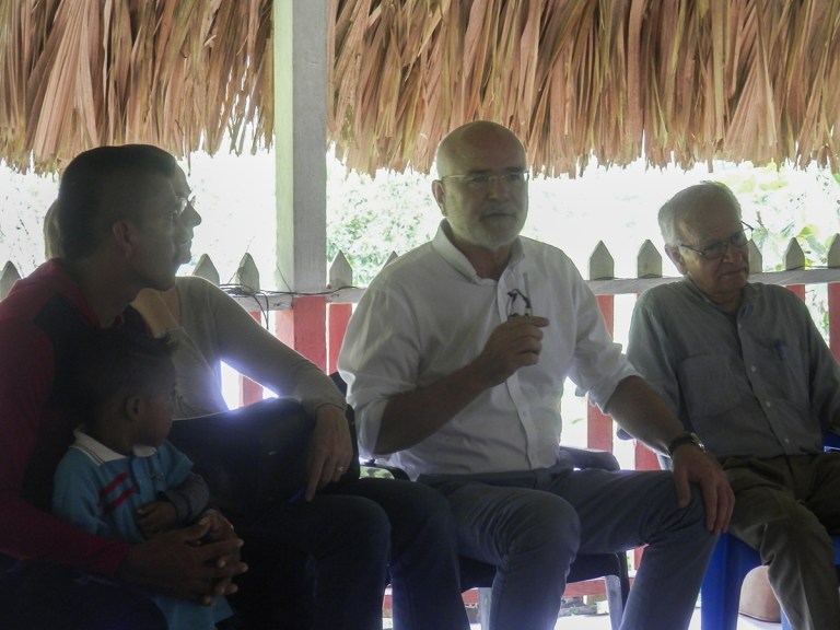 Le Rapporteur spécial Michel Forst et le Père Javier Giraldo 