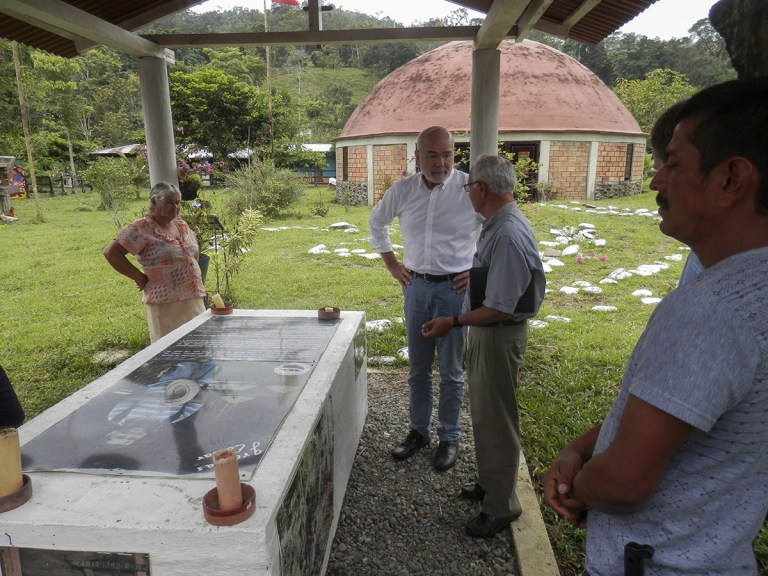 Visite du mémorial pour les victimes 