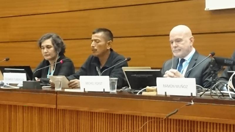 Gildardo Tuberqui de la Communauté de paix San José de Apartado, entouré de Ana Maria Rodriguez de la Commission Colombienne des Juristes et du Rapporteur spécial Michel Forst.