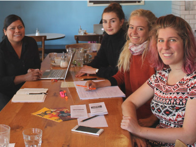 In Freiburg tauscht die Menschenrechtsverteidigerin sich mit Vertreterinnen der Uni-Hochschulgruppe von Amnesty International aus.