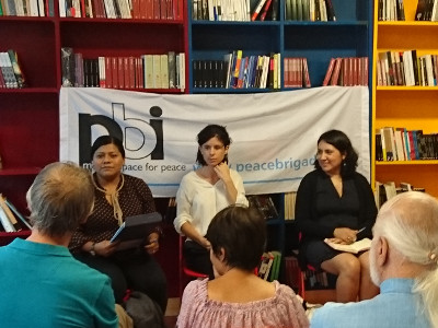 Maricela Vázquez, avocate spécialisée dans les droits humains, parle à la librairie Albatros à Genève du travail de Paso del Norte dans le traitement des cas de torture et de disparitions dans l'État de Chihuahua, au Mexique.