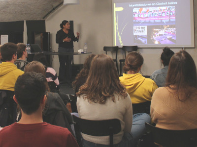 Au Collège Saint-Michel à Fribourg, Maricela Vázquez informe les étudiants sur les causes de la violence et de l'impunité à Ciudad Júarez et partage son expérience de défenseuse des droits humains.