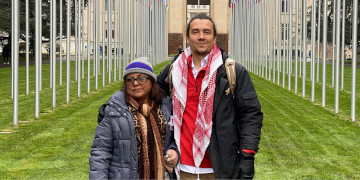 Rut (à gauche) devant l'ONU à Genève
