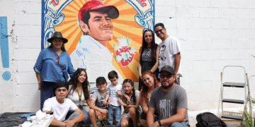 Alejandro Durán et sa famille devant le portrait de son frère disparu